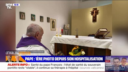 Le Vatican publie une photo du pape François, en train de prier dans la chappelle de l'hôpital 