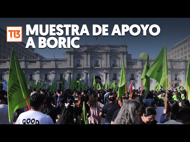 ⁣Partidados del presidente Boric se manifestaron frente a La Moneda