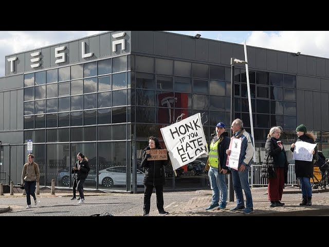 ⁣Des manifestations éclatent devant les concessionnaires Tesla à Londres et à Manchester