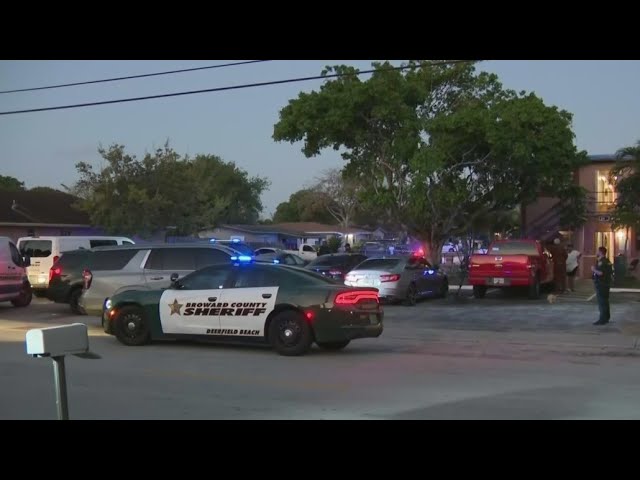 ⁣Man arrested after trying to stab 2 people to death in Deerfield Beach