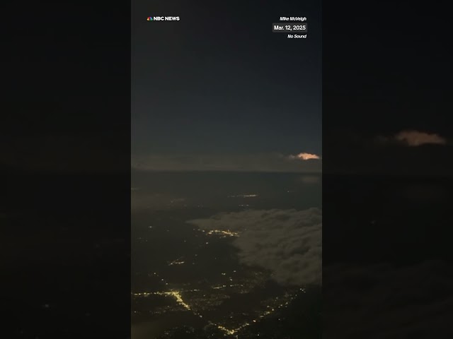 ⁣Plane passenger records lightning flashes over Texas severe weather storm