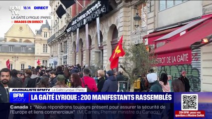 ⁣Des manifestants se rassemblent devant la Gaîté Lyrique pour s'opposer à l'expulsion des m