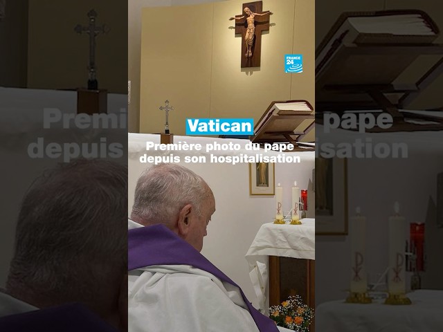 ⁣Vatican : première photo du pape depuis son hospitalisation • FRANCE 24