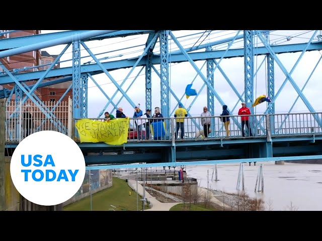 ⁣Activists show support for Ukraine on John Roebling Suspension Bridge | USA TODAY