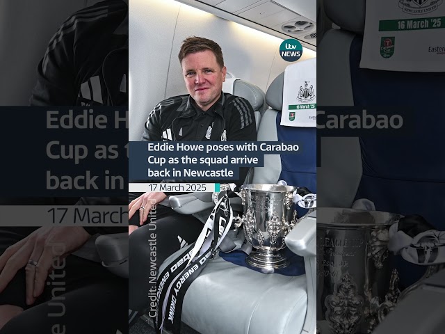 ⁣Eddie Howe poses with the Carabao Cup as the squad arrive back in Newcastle | ITV News