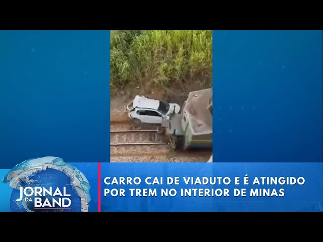 ⁣Carro cai de viaduto e é atingido por trem no interior de Minas Gerais | Jornal da Band